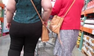Big bum plus-size mature phat ass white girl at the supermarket