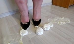 Crushing marshmallows with high heels. Chubby MILF with big feet in high heel shoes.