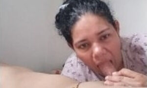 Novia mamando una deliciosa polla