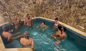 ORGIA NA PISCINA DO MOTEL COM AS AMIGAS CASADAS
