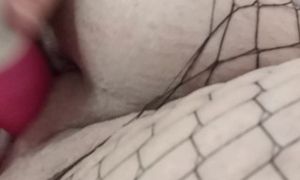 Quickly cumming while everyone is asleep