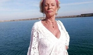 Eva, mature with big boobs wants a hard trio