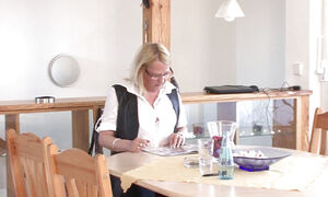 The blonde stops cleaning the house when her grandson arrives and starts showing herself to penetrate her