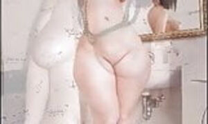 Videoclip - Wide Hips 4