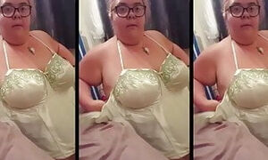 gordinha mostra as tetas