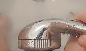 masturbation sous la douche