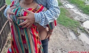 Jamindar ke Bete ne bhabhi ko tabadtod choda jab wo khet mein Pisaab kar rahi thi