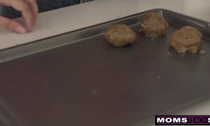 Maya Woulfe shares stepbro’s cock with stepmom