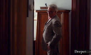 Horny babe gets her pussy fucked on the bed