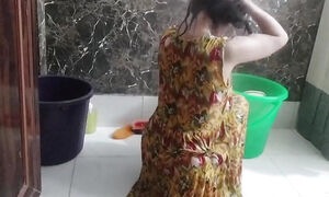 Muslim girlfriend ko bathroom MMS video viral