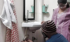 Muslim girlfriend ko bathroom me piche se pakad ke pel diya