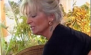 Nonna  matura vogliosa di cazzo giovane - granny hot cock