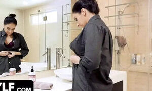 Breeding stepmom Sheena Ryder - Huge creampie