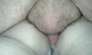 Cuqui con el backside chorriando leche