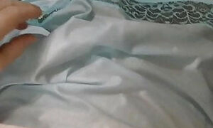 Moi entrain de me masturber dans mes fonds de robe