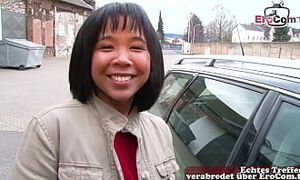 Deutsch asiatische teen von neben an auf der Straße angesprochen für Orgasmus Casting