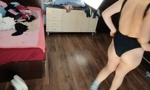 Amateur-Ehefrau hat Spaß daran, Kleider anzuprobieren und abzuschneiden. Amateur-Ehefrau tanzt nackt