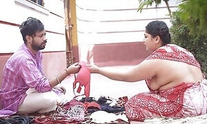 Desi Bra and Panty Salesman Bade Bade Dudhwali Gao ki Chhori Ko Bra ke badale Chod Diya Maje Lekar ( Hindi Audio )