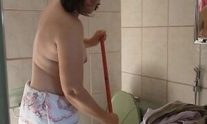 Dona de casa safadinha vestida com mini saia para de limpar a casa para me masturbar