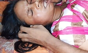 Chudkar aunty ko bohat kissed liya raat me