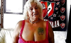 STUNNING WOMEN 4 (nice cleavage)