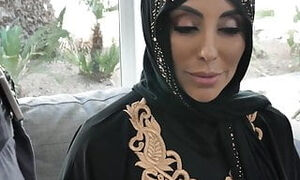 Muslim Wife Takes The IT Guy's Dick