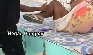 Coroa gorda b&ecirc_bada mostrando a buceta para todos no meio da rua