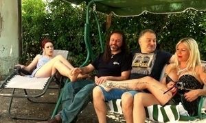 Lesbian Foot Worship Padrona Seduce Schiava e Lei Le Lecca i Piedi Femdom Milf Video Italiano