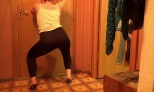 Twerking my 43 year old underfucked ass for the first time on cam