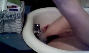 Kinky chubby wife reaches orgasm using running water